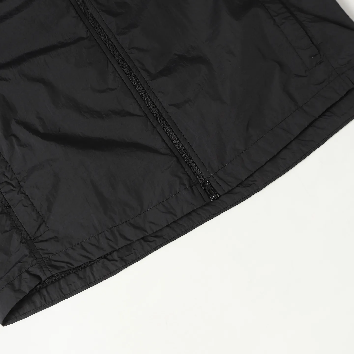 🅿️410 STONE ISLAND Black metal nylon jacket Lapel zipper design Breathable mesh inside Made of customized metal nylon fabric Cost is quite high Y-shaped cross-section Fastness level 3 or above Windproof, anti-splash, anti-static Garment dyeing technology gives a unique light metallic luster Simple and elegant design Compass mark on the left chest Left sleeve logo Uniform for men and women Suitable for daily commuting Size: S M L XL